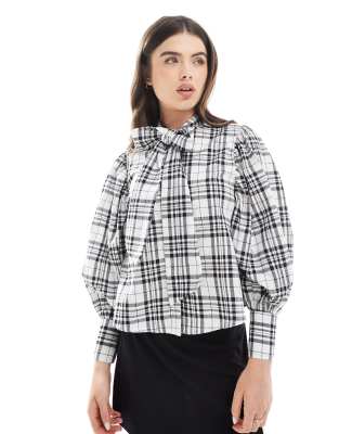 Wednesdays Girl check pussybow blouse in beige 4990₽