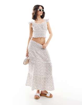 Wednesday's Girl - Chintzy - Gestufter, wadenlanger Rock in Weiß mit Blumenmuster-Bunt