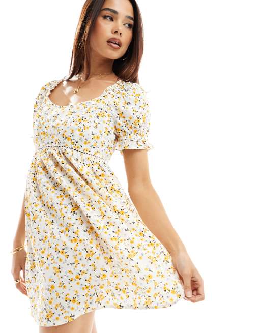 Wednesday's Girl - Chintzy - Robe babyboll courte à fleurs - Blanc et jaune