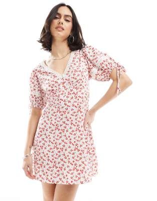 Chintzy - Robe courte à fleurs - Blanc L