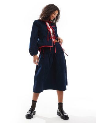 Wednesday's Girl - Cord-Midirock in Marineblau mit Bindedetail-Rot