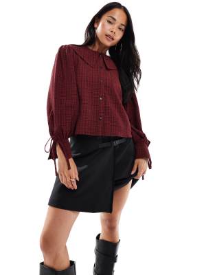 Wednesday's Girl Crinkle Textured Collar Detail Cropped Blouse In Burgundy