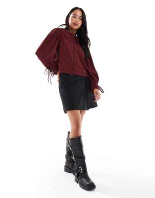 Wednesday's Girl Crinkle Textured Collar Detail Cropped Blouse In Burgundy