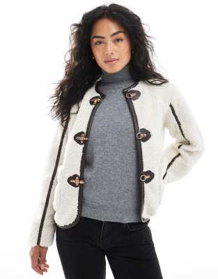 Wednesday's Girl - Cropped Teddyfell-Jacke in Cremeweiß mit Clipverschluss-Details