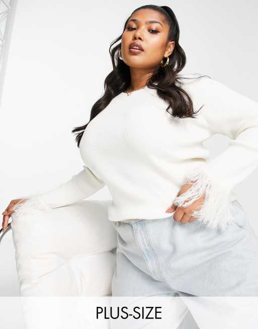 Wednesday's Girl Curve – Figurbetonter, gerippter Strickpullover mit flauschigen Bündchen in Creme