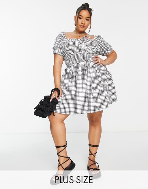 Wednesday's Girl Curve – Kurzes, gesmoktes Nachmittagskleid mit Milchmädchen-Ausschnitt und Vichykaromuster
