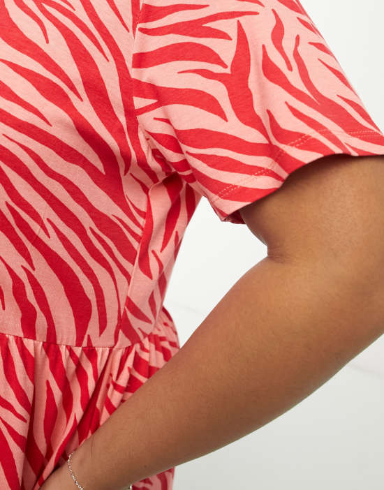 https://images.asos-media.com/products/wednesdays-girl-curve-relaxed-midi-smock-dress-in-pink-red-zebra/204340403-3?$n_550w$&wid=550&fit=constrain