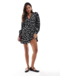 [Wednesday's Girl] Wednesday's Girl ditsy floral smock mini dress in black and white XL Black/white