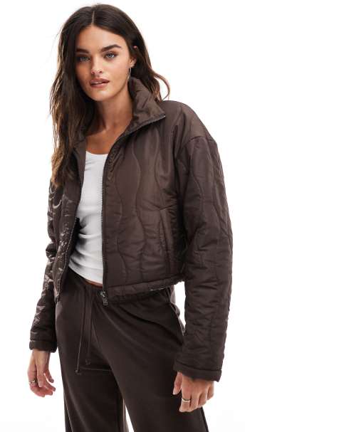 Wednesday's Girl - Doorgestikt cropped puffer jack in chocoladebruin - view 1