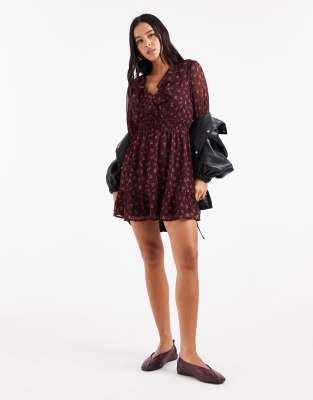 Wednesday's Girl - Fließendes Minikleid in Pflaumenlila mit Blumenmuster und Rüschen