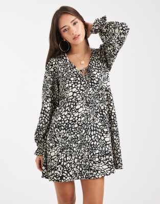 Wednesday's Girl - Fließendes Minikleid in Schwarz mit abstraktem Print und mit V-Ausschnitt-Weiß