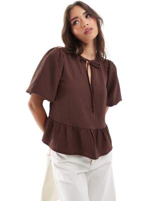 Wednesday's Girl - Geraffte Bluse in Braun mit Schnürdetail-Brown