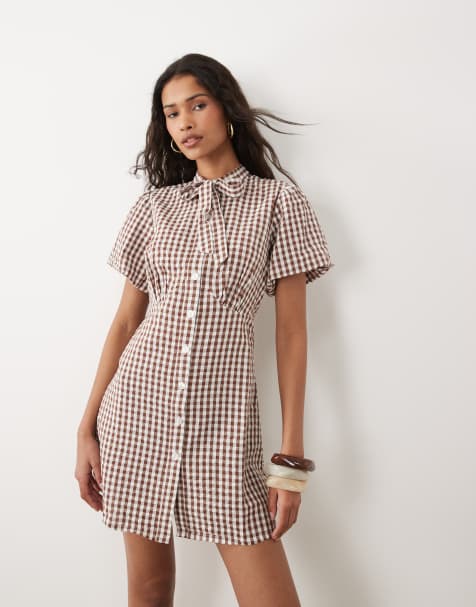 Wednesday's Girl - Geruite mini jurk met gestrikte kraag, pofmouwen en knopen in bruin - view 1