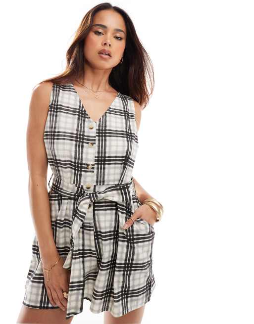 Wednesday's Girl - Geruite romper met knoopsluiting en gestrikte taille in beige