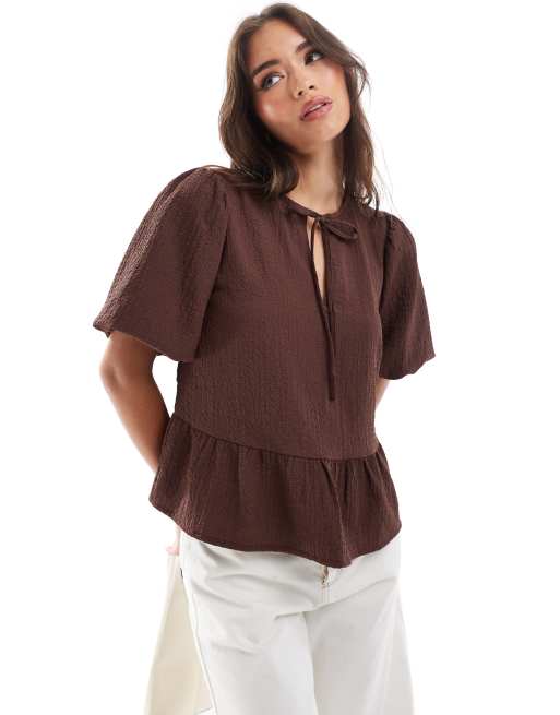 Wednesday's Girl - Gesmokte blouse met strikdetail in bruin