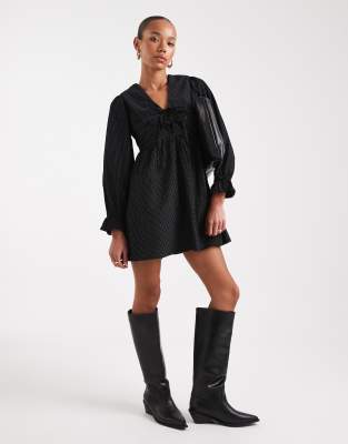 Wednesday's Girl - Gesmoktes Kleid aus Cord in Schwarz mit Pünktchenmuster und Kragen