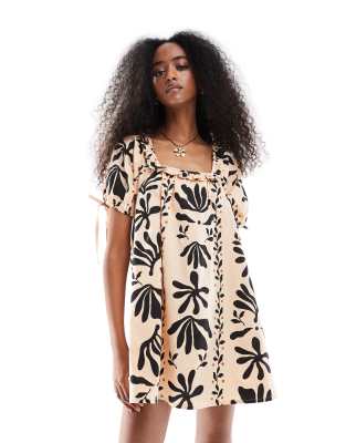 Wednesday's Girl - Gesmoktes Minikleid in Sandgelb mit markantem Print-Neutral