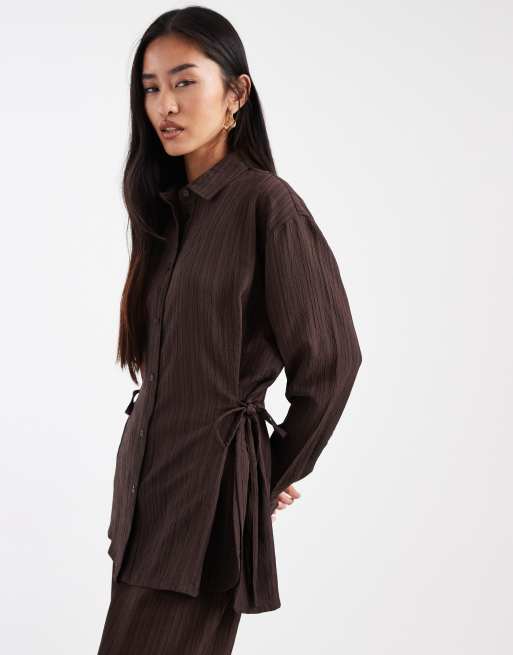 Wednesday's Girl – Gestreifte Oversize-Hemdbluse in Braun mit Bindedetail