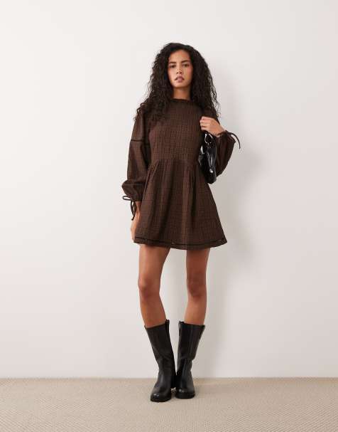 Wednesday's Girl gestructureerde smock mini jurk in donkerbruin - view 1