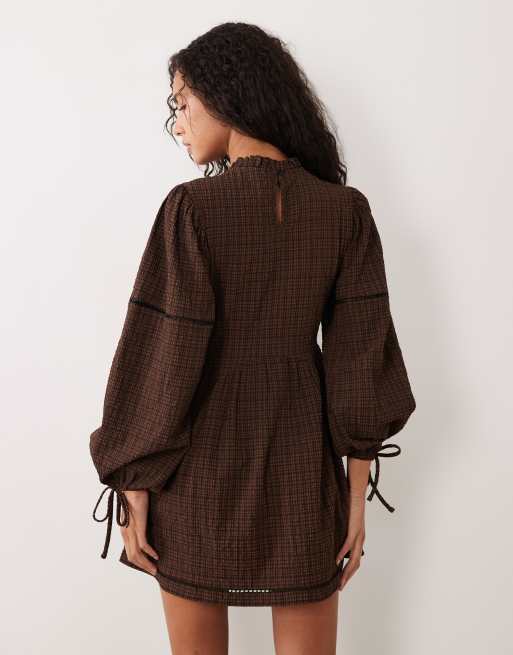 Wednesday's Girl gestructureerde smock mini jurk in donkerbruin, 4 van 4