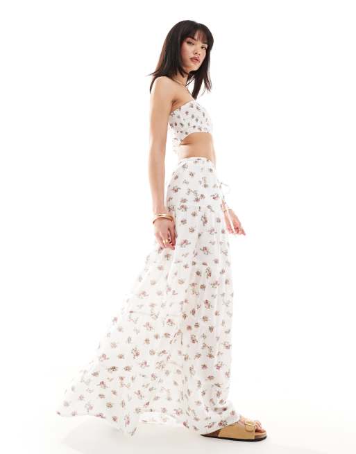 Wednesday's Girl – Gestufter Maxirock im Boho-Stil in Weiß mit Blümchenmuster