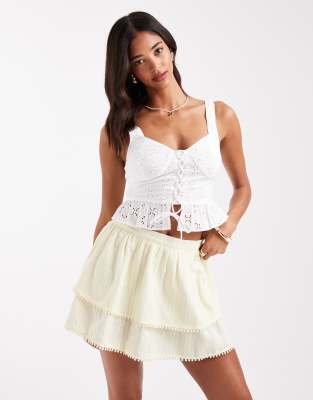 Wednesday's Girl - Gestufter Minirock in Creme mit Strukturmuster-Weiß