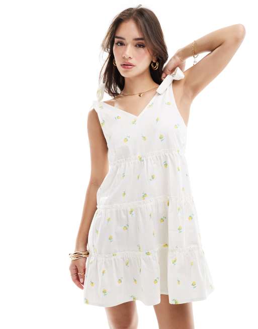 Wednesday's Girl – Gestuftes, ausgestelltes Kleid in Weiß mit Rosenprint und Schulterschnürung