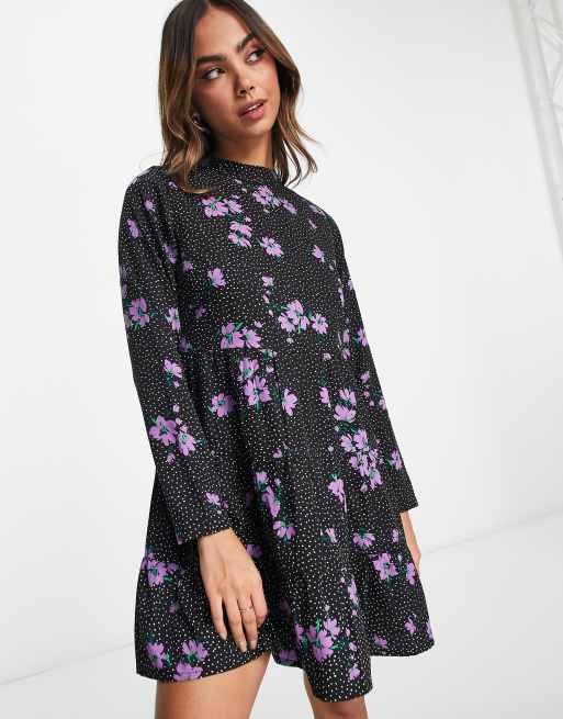Wednesday's Girl – Gestuftes Hänger-Minikleid in Schwarz mit Punktmuster und Blümchenmuster in Violett