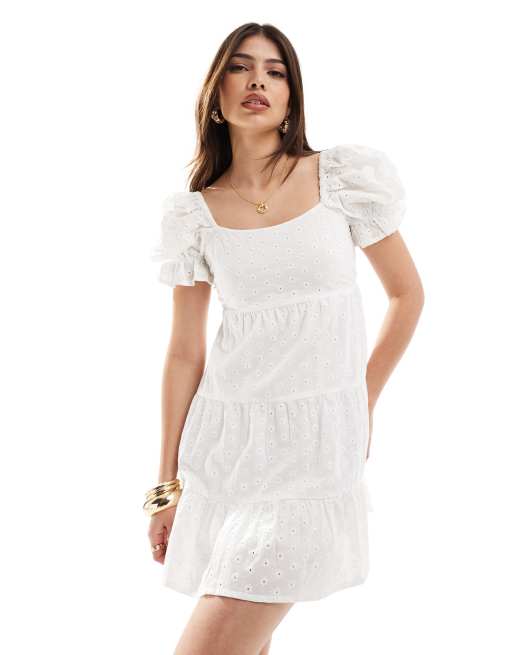 Wednesday's Girl – Gestuftes Mini-Hängerkleid in Weiß mit Lochmuster