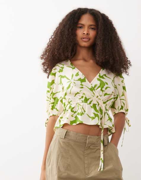 Wednesday's Girl - Grøn bluse med korte ærmer, bindebåndsdetalje og blomstermønster - view 1