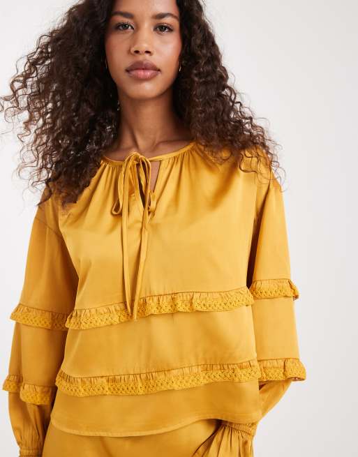 Wednesday's Girl - Gyldengul bluse med blondedetaljer og bindedetaljer, 2 af 4