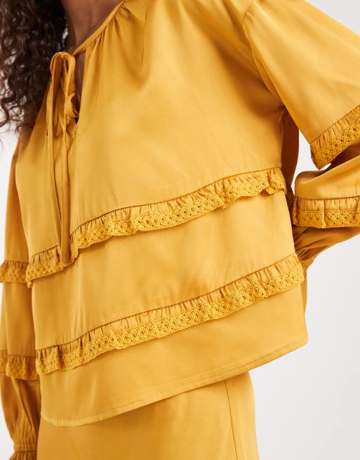 Wednesday's Girl - Gyldengul bluse med blondedetaljer og bindedetaljer, 3 af 4