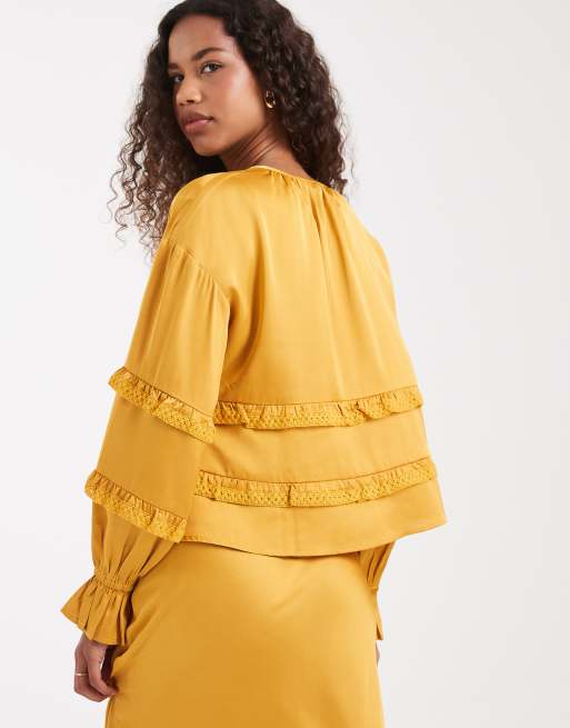 Wednesday's Girl - Gyldengul bluse med blondedetaljer og bindedetaljer, 4 af 4