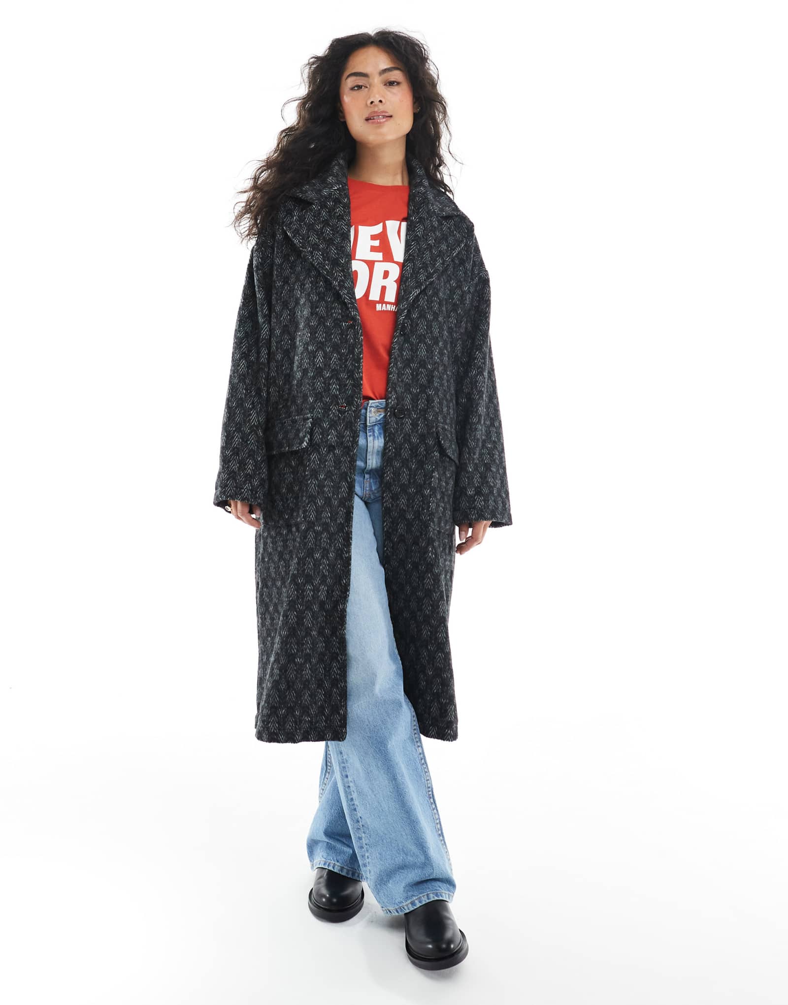 Женское удлиненное пальто в елочку от Wednesday's Girl серого цвета