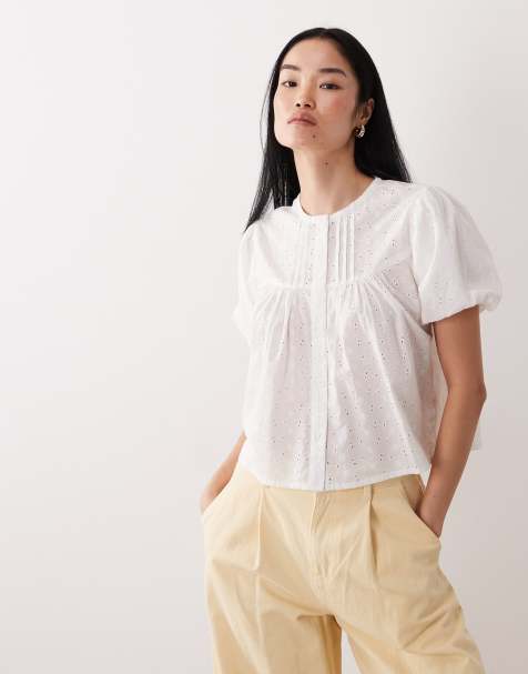 Wednesday's Girl - Hvid kortærmet bluse med knapper og broderet design - view 1