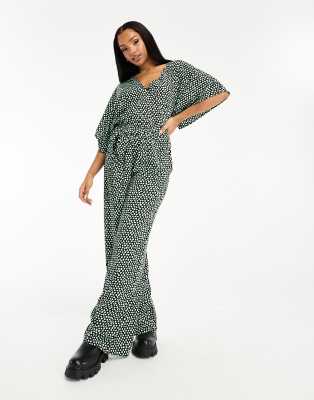 Wednesday's Girl - Jumpsuit in Grün gepunktet mit V-Ausschnitt, weiten Ärmeln und Gürtel