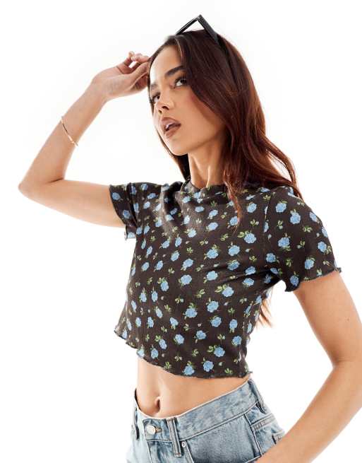 Wednesday's Girl – Knapp geschnittenes T-Shirt in Schwarz mit Blümchenmuster und Knitterstruktur