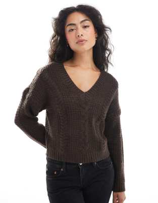 Wednesday's Girl - Kurz geschnittener Strickpullover in dunklem Schokobraun mit Zopfmuster-Grau
