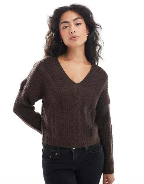 Wednesday's Girl – Kurz geschnittener Strickpullover in dunklem Schokobraun mit Zopfmuster - view 1