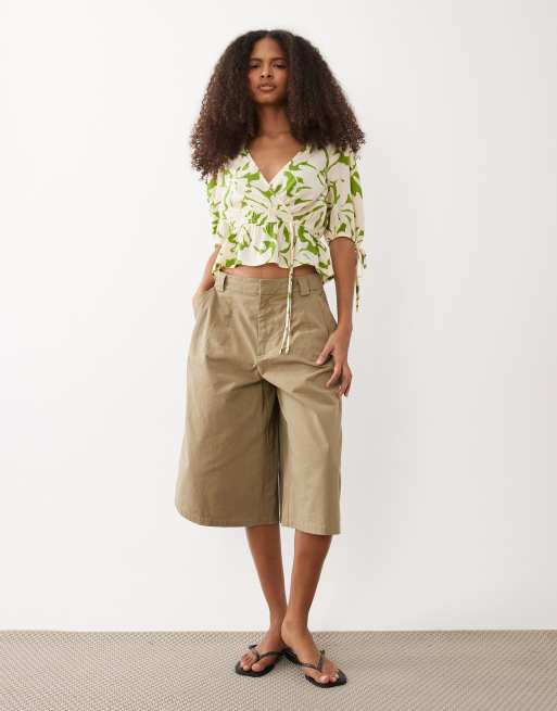Wednesday's Girl – Kurzärmlige Bluse in Grün geblümt mit Bindedetail, 2 von 4
