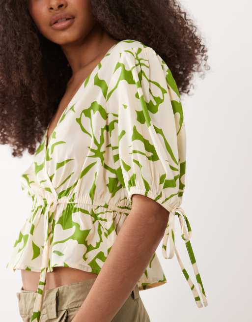 Wednesday's Girl – Kurzärmlige Bluse in Grün geblümt mit Bindedetail, 3 von 4