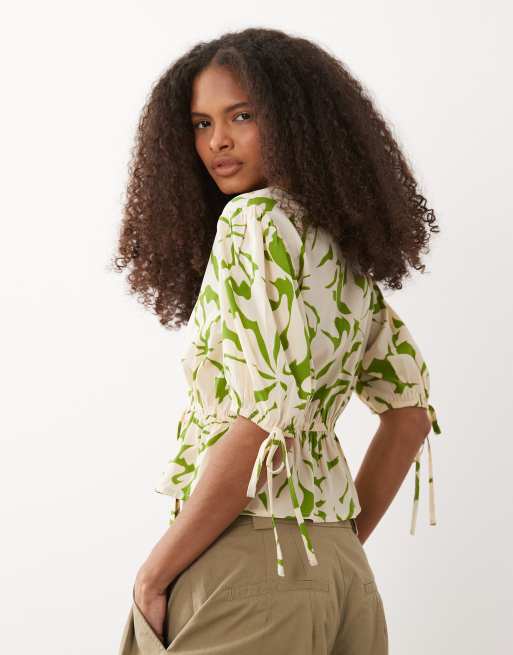 Wednesday's Girl – Kurzärmlige Bluse in Grün geblümt mit Bindedetail, 4 von 4