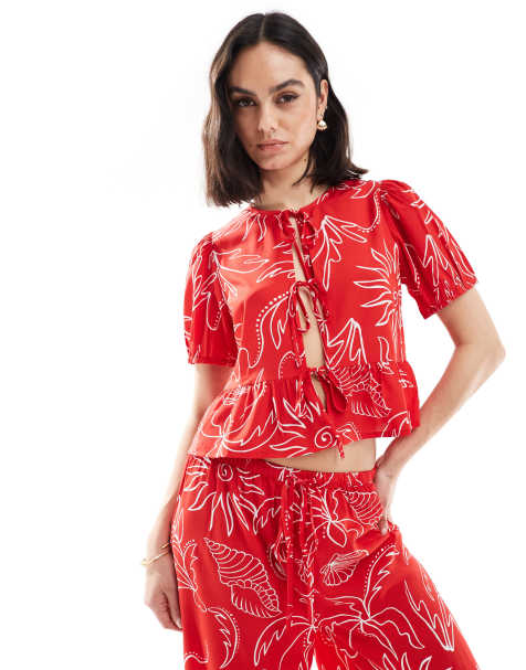 Wednesday's Girl – Kurzärmlige Bluse in Rot mit Bindedetails und Soleil-Print - view 1