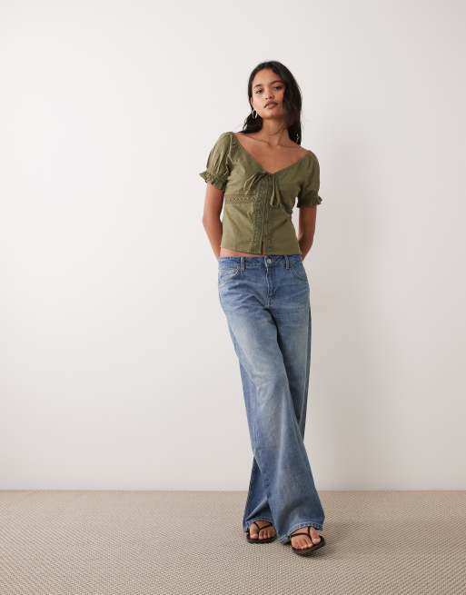Wednesday's Girl kurzärmlige, locker fallende Bluse mit Spitzendetails in Khaki, 2 von 4