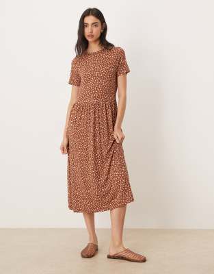 Wednesday's Girl - Kurzärmliges Midaxi-Kleid in Braun mit verwischtem Punktemuster-Bunt