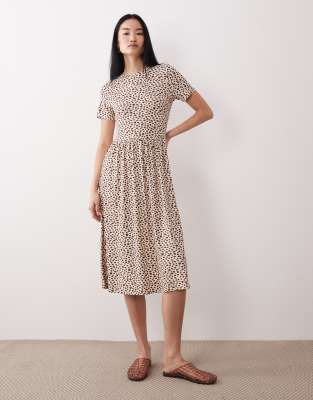 Wednesday's Girl - Kurzärmliges Midaxi-Kleid in Creme mit verwischtem Punktemuster in Braun-Bunt