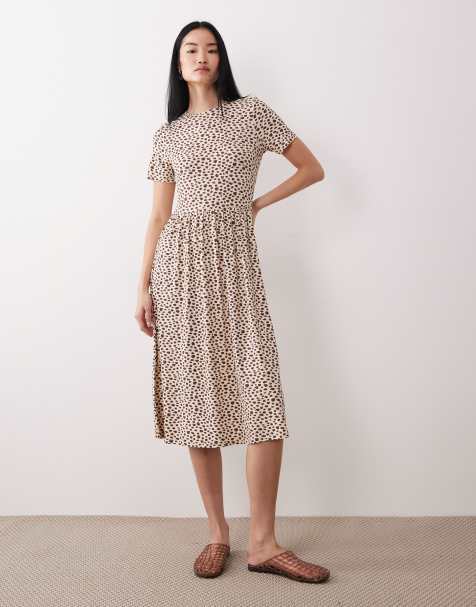 Wednesday's Girl – Kurzärmliges Midaxi-Kleid in Creme mit verwischtem Punktemuster in Braun - view 1