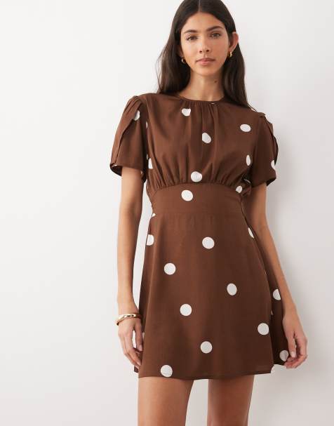 Wednesday's Girl – Kurzärmliges Minikleid in Braun mit Polka Dots - view 1