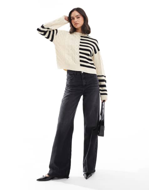 Wednesday's Girl – Kurzer Pullover in Cremeweiß und Schwarz mit Streifen und Zopfstrickmuster - view 1