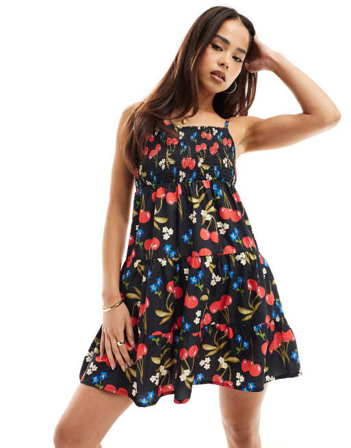Wednesday's Girl – Kurzes, gesmoktes Hängerkleid in Schwarz mit schmalen Trägern und Kirschmuster